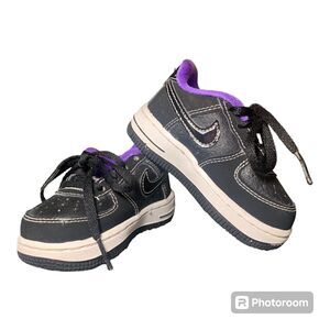 NIKE AIR FORCE 1 LOW '07 LV8 EMB WORLD CHAMPION - LAKERS Shoes